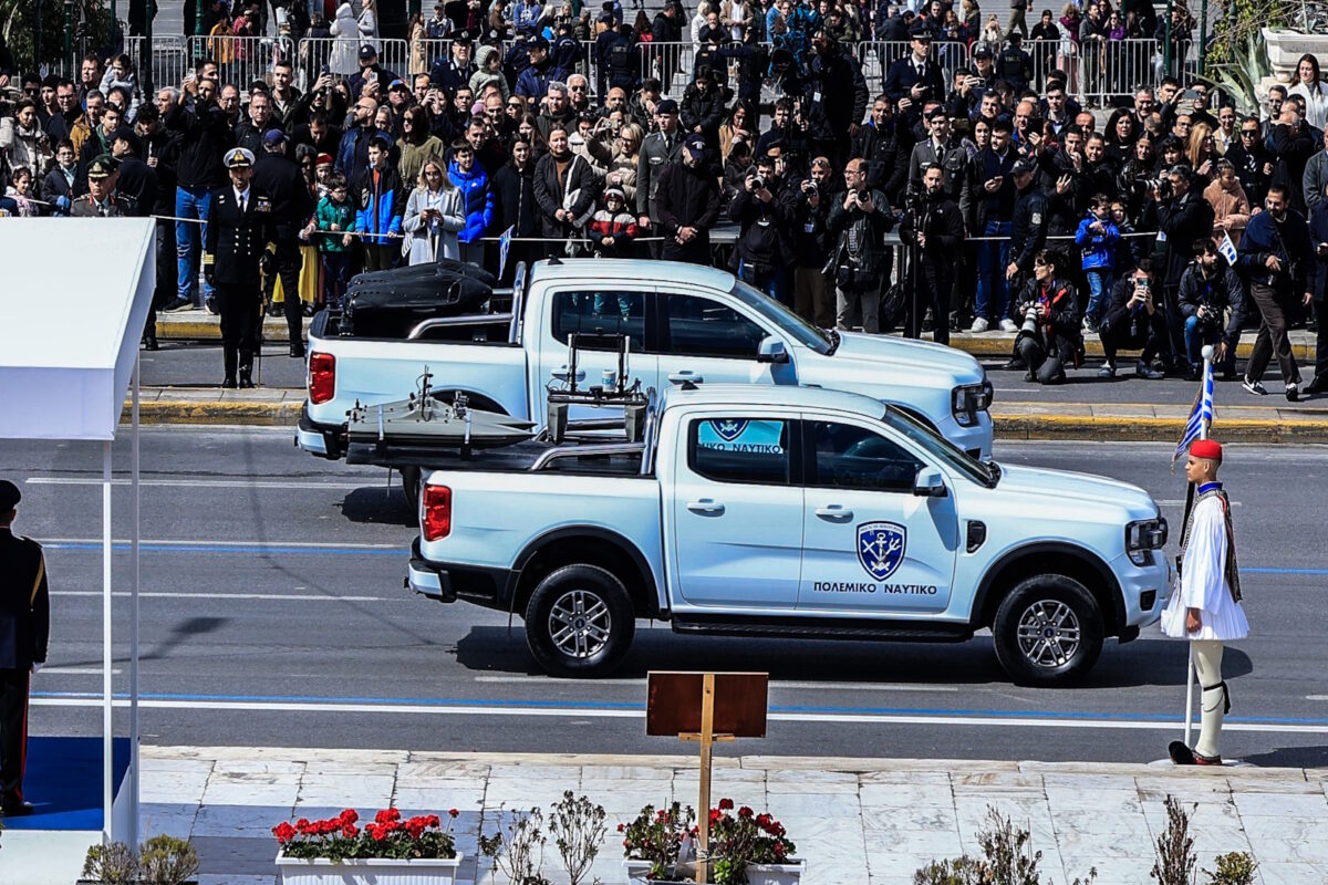 Τα «Rotinor» στο αριστερό τζιπάκι και τα «A900» στο δεξί τζιπάκι