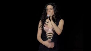 Η τραγουδίστρια Ροσαλία