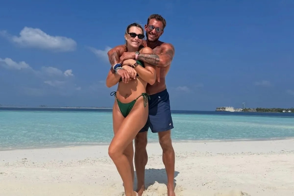 Η Αρίνα Σαμπαλένκα με τον σύντροφό της Γιώργο Φραγκούλη στις Μαλδίβες
