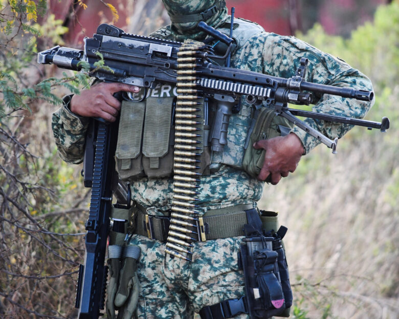 Στρατιώτης με όπλο