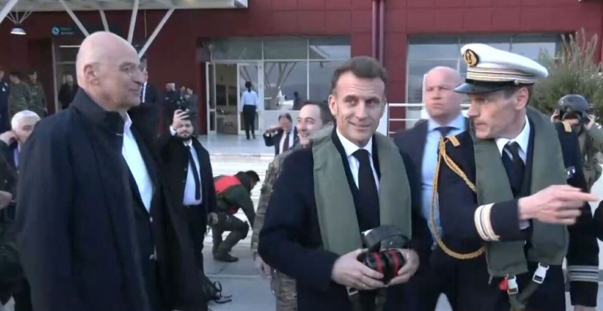Ο Νίκος Δένδιας με τον Εμανουέλ Μακρόν στη βάση της Σούδας