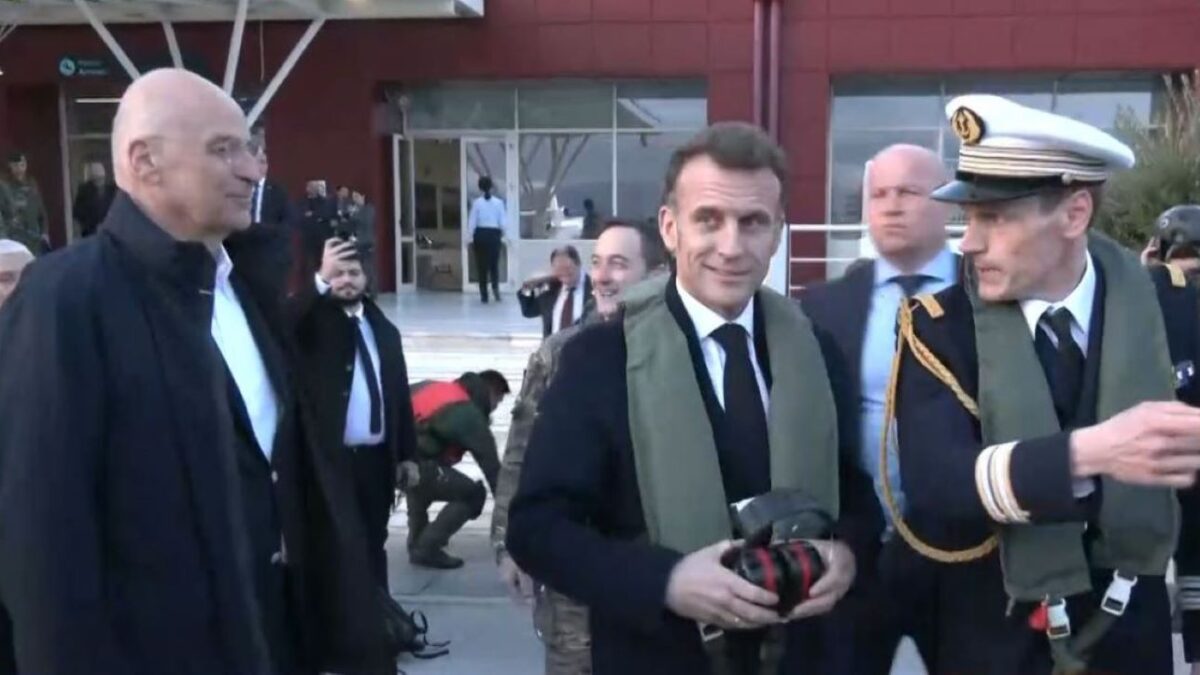 Ο Νίκος Δένδιας με τον Εμανουέλ Μακρόν στη βάση της Σούδας