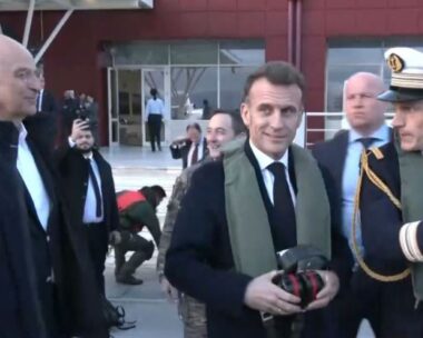 Ο Νίκος Δένδιας με τον Εμανουέλ Μακρόν στη βάση της Σούδας