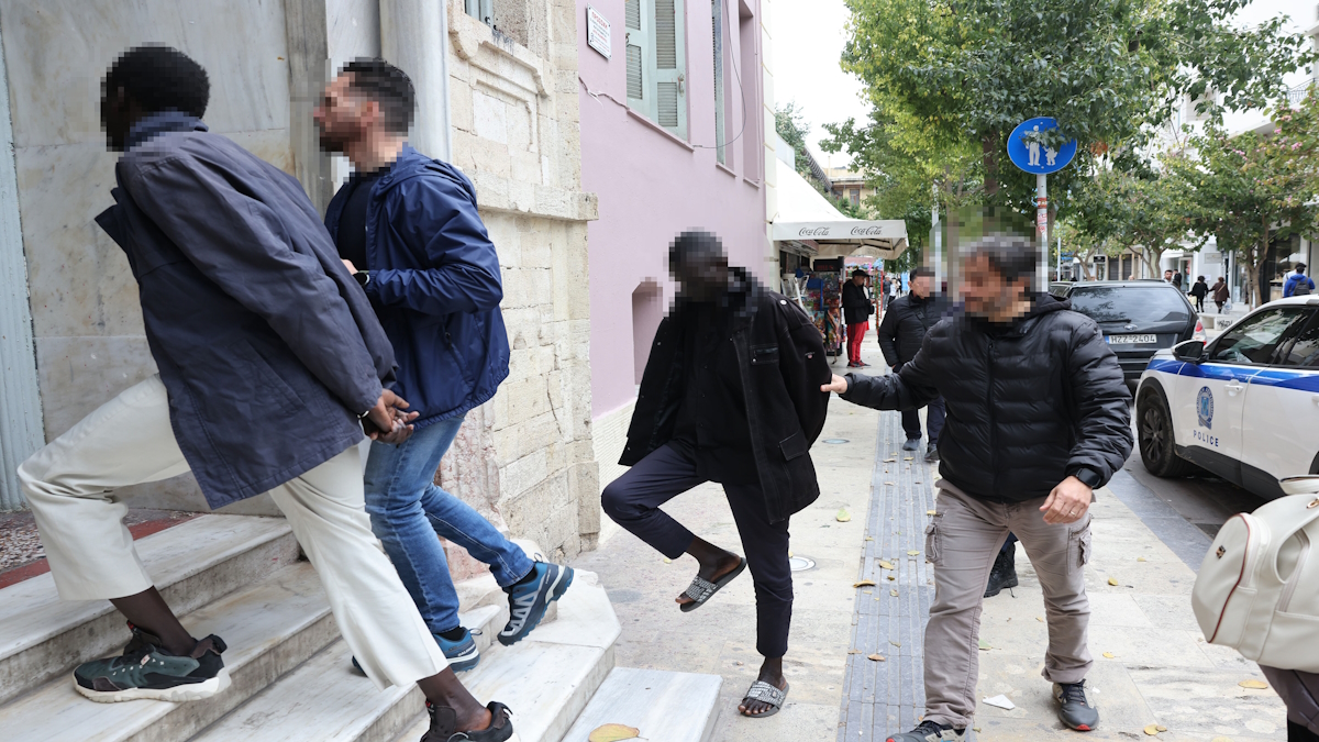 Οι Σουδανοί διακινητές των περίπου 50 μεταναστών στην Κρήτη οδηγούνται στα δικαστήρια