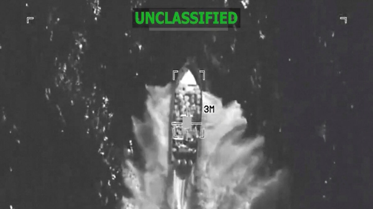 Στιγμιότυπο από αμερικανική επίθεση σε ταχύπλοο