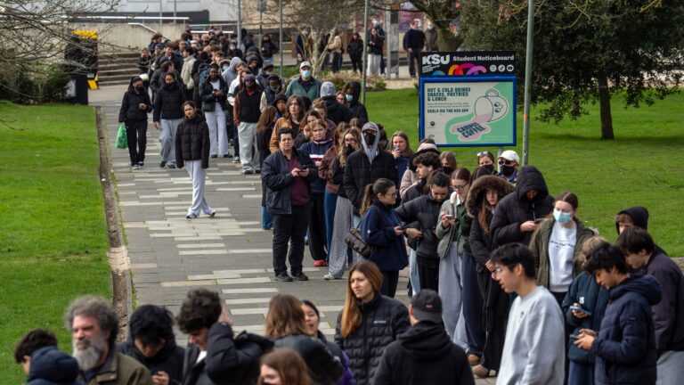 Το προσωπικό και οι φοιτητές, μερικοί με μάσκες, περιμένουν στην ουρά για να παραλάβουν αντιβιοτικά στο Πανεπιστήμιο του Κεντ λόγω της επιδημίας μανηγγίτιδας
