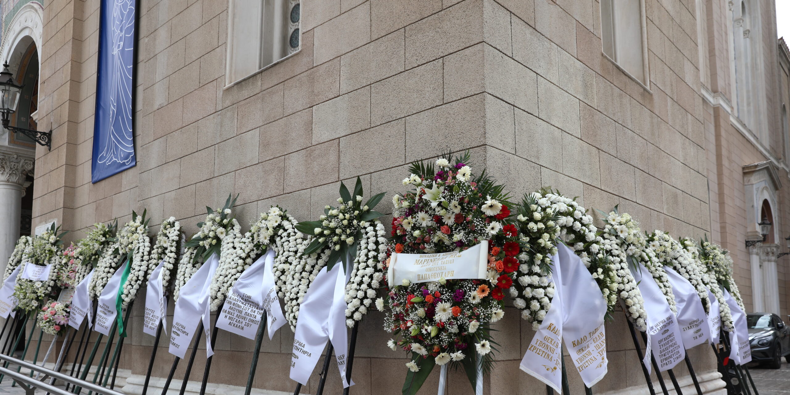 Σε λαϊκό προσκύνημα η σορός της Μαρινέλλας,