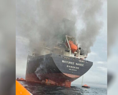 Το φορτηγό πλοίο «Mayuree Naree» με σημαία Ταϊλάνδης που δέχθηκε επίθεση στα Στενά του Ορμούζ