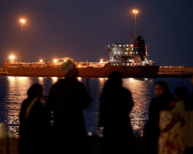 Το δεξαμενόπλοιο Callisto, αγκυροβολημένο στο λιμάνι Sultan Qaboos, καθώς η κυκλοφορία στα Στενά του Ορμούζ έχει μειωθεί, εν μέσω της σύγκρουσης των ΗΠΑ και του Ισραήλ με το Ιράν, στη Μουσκάτ του Ομάν