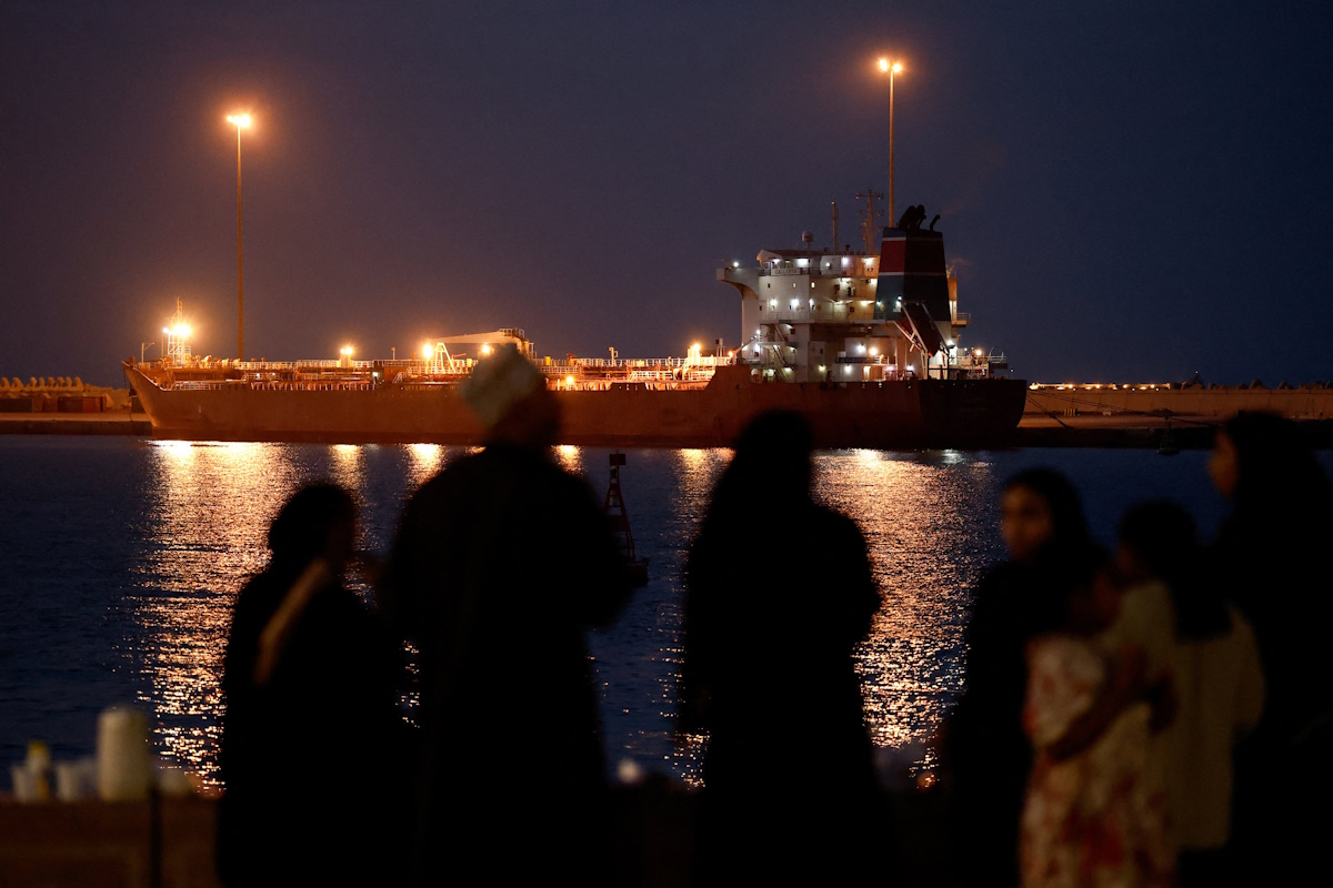 Το δεξαμενόπλοιο Callisto, αγκυροβολημένο στο λιμάνι Sultan Qaboos, καθώς η κυκλοφορία στα Στενά του Ορμούζ έχει μειωθεί, εν μέσω της σύγκρουσης των ΗΠΑ και του Ισραήλ με το Ιράν, στη Μουσκάτ του Ομάν