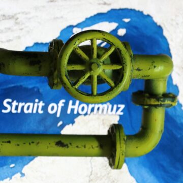 Χάρτης δείχνει το Στενό του Ορμούζ και έναν 3D αγωγό πετρελαίου