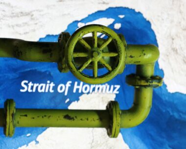 Χάρτης δείχνει το Στενό του Ορμούζ και έναν 3D αγωγό πετρελαίου