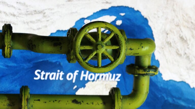 Χάρτης δείχνει το Στενό του Ορμούζ και έναν 3D αγωγό πετρελαίου