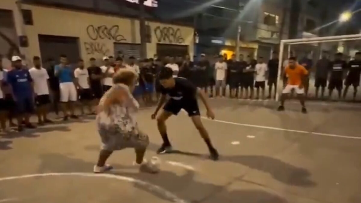 Γιαγιά στη Βραζιλία «ταπείνωσε» νεαρό με το γκολ που πέτυχε σε ματς γειτονιάς και έγινε viral