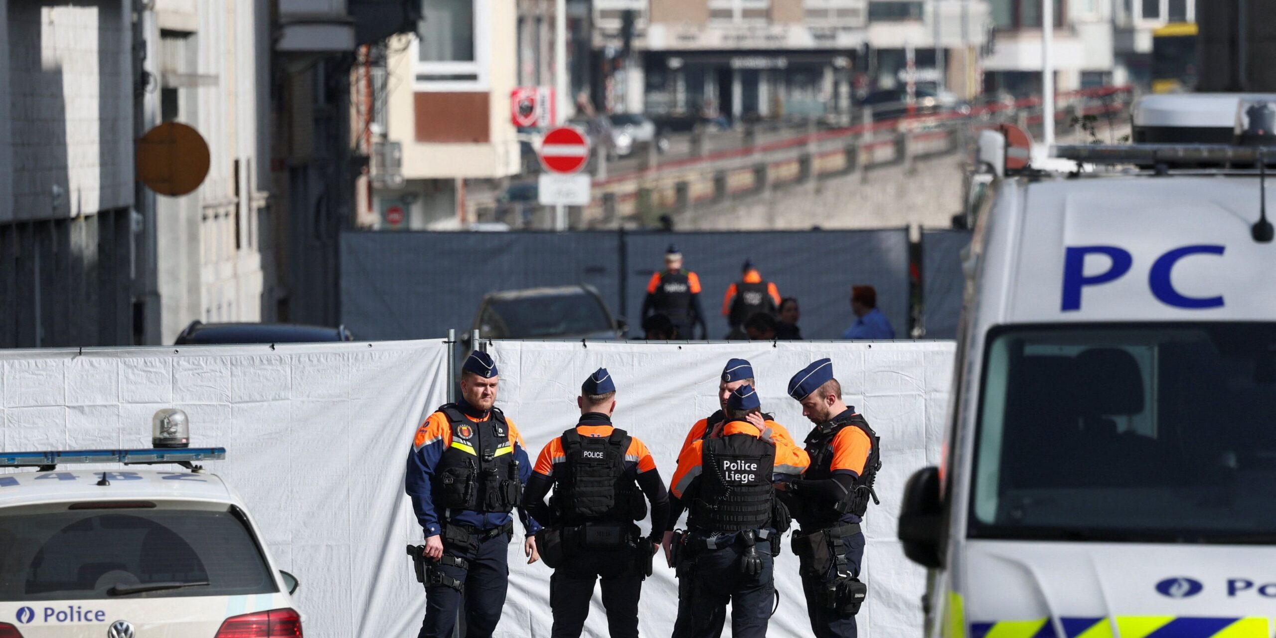 Αστυνομικοί μετά την έκρηξη σε συναγωγή στη Λιέγη,