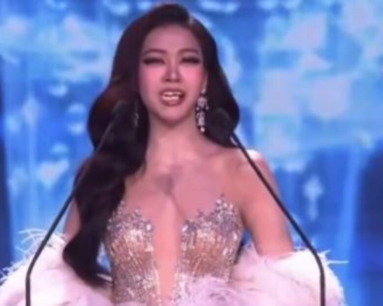 Η υποψήφια την ώρα που ξεκολλάει η ψεύτικη οδοντοστοιχία