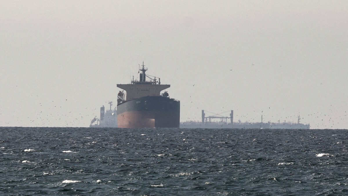Τάνκερ πλέει στον Κόλπο κοντά στα Στενά του Ορμούζ