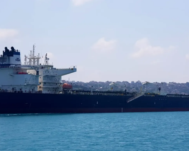 Το ελληνόκτητο δεξαμενόπλοιο που χτυπήθηκε στη Μαύρη Θάλασσα