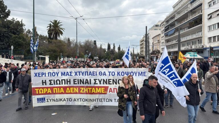 Πορεία των οδηγών ταξί έξω από τη Βουλή