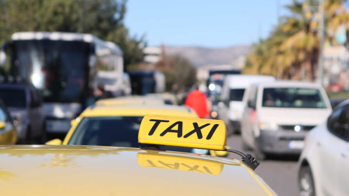 Συγκέντρωση και πορεία ιδιοκτητών και οδηγών ταξί στην Αθήνα, Τρίτη 13 Ιανουαρίου 2026. Οι ιδιοκτήτες ταξί απεργούν, μεταξύ άλλων, εξαιτίας του τεκμαρτού στη φορολόγησή τους, καταγγέλλουν αθέμιτο ανταγωνισμό και ζητούν ξεκάθαρο πλαίσιο έργου Ταξί - Ε.Ι.Χ. με οδηγό και δικαίωμα χρήσης των λεωφορειολωρίδων. Οι οδηγοί ταξί θέτουν φορολογικά αιτήματα αλλά και το θέμα της υποχρεωτικής μετάβασης στην ηλεκτροκίνηση. Η απόφαση του σωματείου ΣΑΤΑ είναι για κυλιόμενες 48ωρες κινητοποιήσεις. (ΣΩΤΗΡΗΣ ΔΗΜΗΤΡΟΠΟΥΛΟΣ/EUROKINISSI)