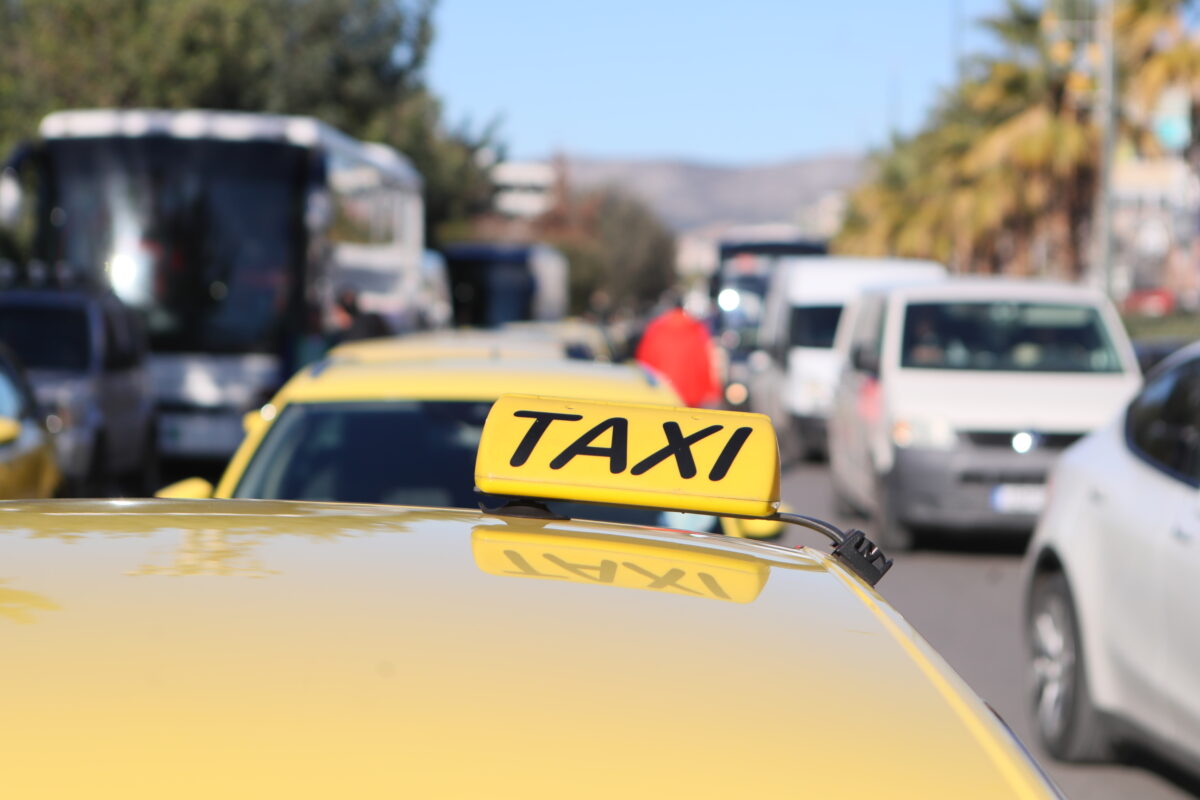 Συγκέντρωση και πορεία ιδιοκτητών και οδηγών ταξί στην Αθήνα, Τρίτη 13 Ιανουαρίου 2026. Οι ιδιοκτήτες ταξί απεργούν, μεταξύ άλλων, εξαιτίας του τεκμαρτού στη φορολόγησή τους, καταγγέλλουν αθέμιτο ανταγωνισμό και ζητούν ξεκάθαρο πλαίσιο έργου Ταξί - Ε.Ι.Χ. με οδηγό και δικαίωμα χρήσης των λεωφορειολωρίδων. Οι οδηγοί ταξί θέτουν φορολογικά αιτήματα αλλά και το θέμα της υποχρεωτικής μετάβασης στην ηλεκτροκίνηση. Η απόφαση του σωματείου ΣΑΤΑ είναι για κυλιόμενες 48ωρες κινητοποιήσεις. (ΣΩΤΗΡΗΣ ΔΗΜΗΤΡΟΠΟΥΛΟΣ/EUROKINISSI)