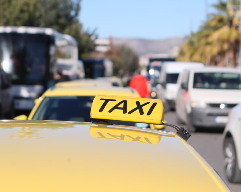 Συγκέντρωση και πορεία ιδιοκτητών και οδηγών ταξί στην Αθήνα, Τρίτη 13 Ιανουαρίου 2026. Οι ιδιοκτήτες ταξί απεργούν, μεταξύ άλλων, εξαιτίας του τεκμαρτού στη φορολόγησή τους, καταγγέλλουν αθέμιτο ανταγωνισμό και ζητούν ξεκάθαρο πλαίσιο έργου Ταξί - Ε.Ι.Χ. με οδηγό και δικαίωμα χρήσης των λεωφορειολωρίδων. Οι οδηγοί ταξί θέτουν φορολογικά αιτήματα αλλά και το θέμα της υποχρεωτικής μετάβασης στην ηλεκτροκίνηση. Η απόφαση του σωματείου ΣΑΤΑ είναι για κυλιόμενες 48ωρες κινητοποιήσεις. (ΣΩΤΗΡΗΣ ΔΗΜΗΤΡΟΠΟΥΛΟΣ/EUROKINISSI)