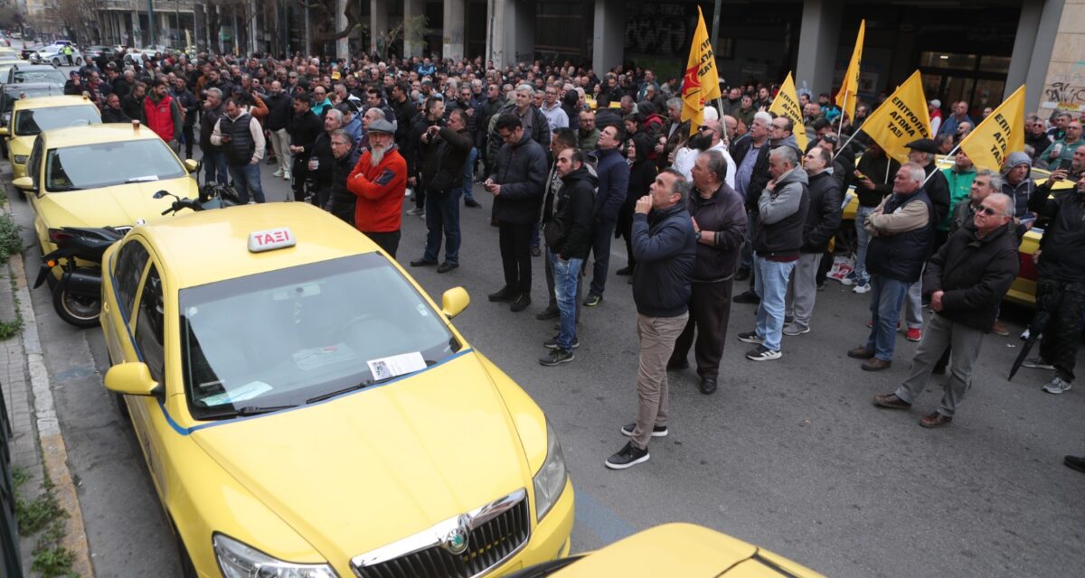 Απεργιακή συγκέντρωση αυτοκινητιστών ταξί της Αττικής, στα γραφεία του ΣΑΤΑ και πορεία στην πλατεία Συντάγματος, Τρίτη 17 Μαρτίου 2026. Οι επαγγελματίες αυτοκινητιστές αντιδρούν σε διατάξεις του νομοσχεδίου για την ηλεκτροκίνηση και ξεκίνησαν εικοσιτετράωρες, επαναλαμβανόμενες απεργιακές κινητοποιήσεις. Ανάμεσα στα αιτήματά τους είναι η παράταση του μέτρου για την ηλεκτροκίνηση που προωθεί το αρμόδιο υπουργείο μέχρι το 2035, καθότι υποστηρίζουν πως είναι πολύ ακριβά τα οχήματα και δεν υπάρχουν και οι υποδομές ώστε να καλυφθούν οι ανάγκες αυτών των οχημάτων. Στο επίκεντρο της αντιπαράθεσης με την κυβέρνηση είναι και το άρθρο 52 που αφορά τα επιβατικά ιδιωτικής χρήσης με οδηγό. Οι εκπρόσωποι των ταξί υποστηρίζουν πως αυτή η ρύθμιση, ανοίγει το δρόμο σε εταιρείες ενοικιαζομένων με οδηγό, δημιουργώντας, όπως λένε, συνθήκες αθέμιτου ανταγωνισμού καθώς θα πραγματοποιούν αστικές κούρσες. (ΣΩΤΗΡΗΣ ΔΗΜHΤΡΟΠΟΥΛΟΣ/EUROKINISSI)