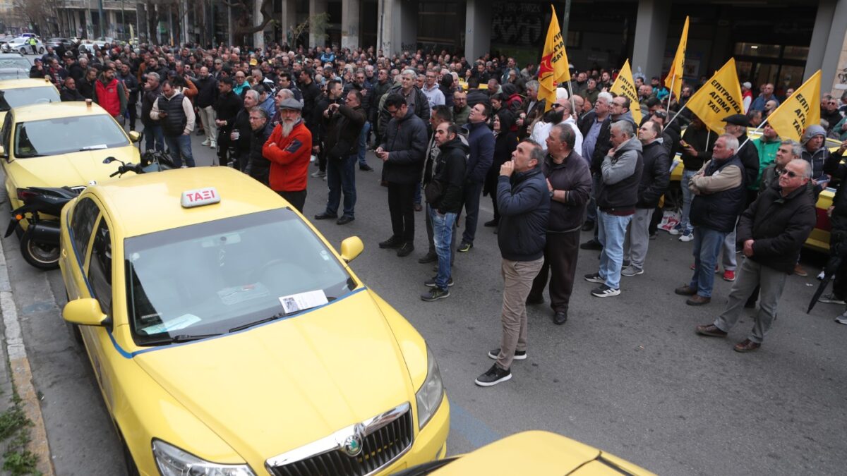 Απεργιακή συγκέντρωση αυτοκινητιστών ταξί της Αττικής, στα γραφεία του ΣΑΤΑ και πορεία στην πλατεία Συντάγματος, Τρίτη 17 Μαρτίου 2026. Οι επαγγελματίες αυτοκινητιστές αντιδρούν σε διατάξεις του νομοσχεδίου για την ηλεκτροκίνηση και ξεκίνησαν εικοσιτετράωρες, επαναλαμβανόμενες απεργιακές κινητοποιήσεις. Ανάμεσα στα αιτήματά τους είναι η παράταση του μέτρου για την ηλεκτροκίνηση που προωθεί το αρμόδιο υπουργείο μέχρι το 2035, καθότι υποστηρίζουν πως είναι πολύ ακριβά τα οχήματα και δεν υπάρχουν και οι υποδομές ώστε να καλυφθούν οι ανάγκες αυτών των οχημάτων. Στο επίκεντρο της αντιπαράθεσης με την κυβέρνηση είναι και το άρθρο 52 που αφορά τα επιβατικά ιδιωτικής χρήσης με οδηγό. Οι εκπρόσωποι των ταξί υποστηρίζουν πως αυτή η ρύθμιση, ανοίγει το δρόμο σε εταιρείες ενοικιαζομένων με οδηγό, δημιουργώντας, όπως λένε, συνθήκες αθέμιτου ανταγωνισμού καθώς θα πραγματοποιούν αστικές κούρσες. (ΣΩΤΗΡΗΣ ΔΗΜHΤΡΟΠΟΥΛΟΣ/EUROKINISSI)