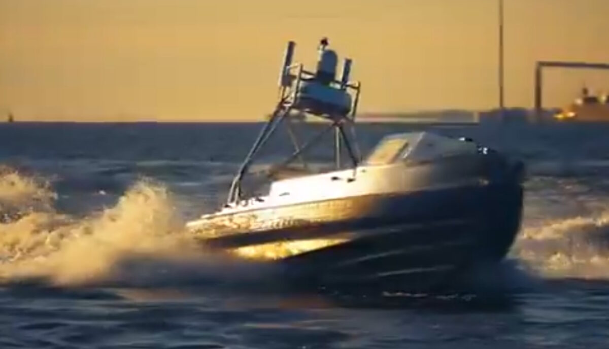 Αμερικανικά ρομποτικά ταχύπλοα κάνουν περιπολίες στα Στενά του Ορμούζ