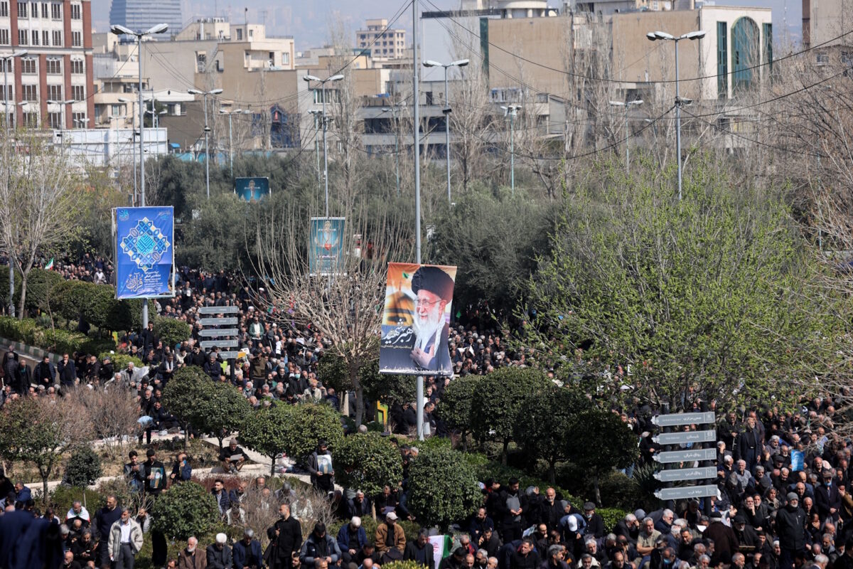 Πιστοί στην Τεχεράνη για την προσευχή της Παρασκευής