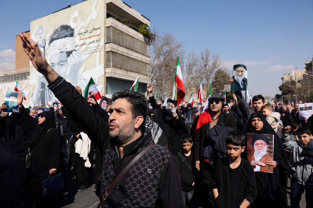 Πιστοί στην Τεχεράνη για την προσευχή της Παρασκευής