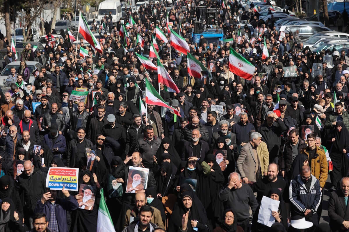 Πιστοί στην Τεχεράνη για την προσευχή της Παρασκευής