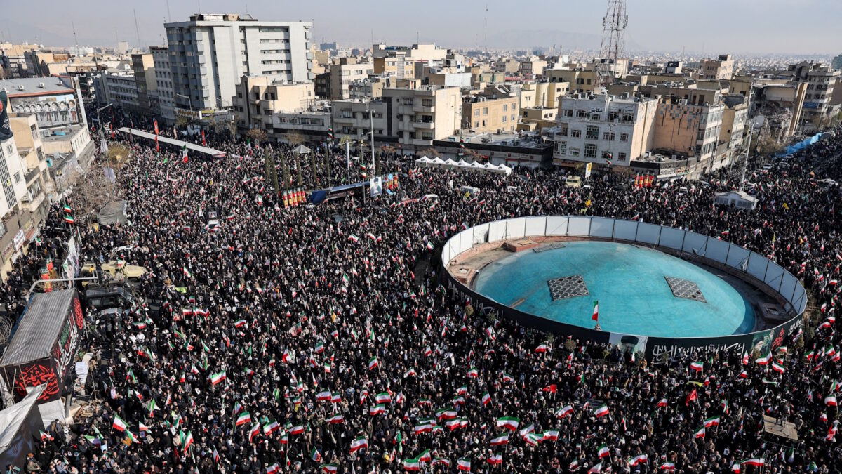 Κόσμος διαδηλώνει στην Τεχεράνη υπέρ του νέου θρησκευτικού ηγέτη της χώρας