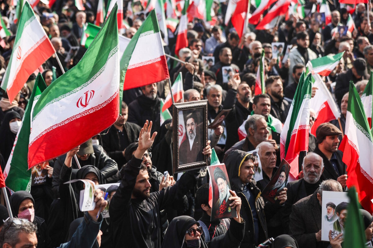 Κόσμος διαδηλώνει στην Τεχεράνη υπέρ του νέου θρησκευτικού ηγέτη της χώρας