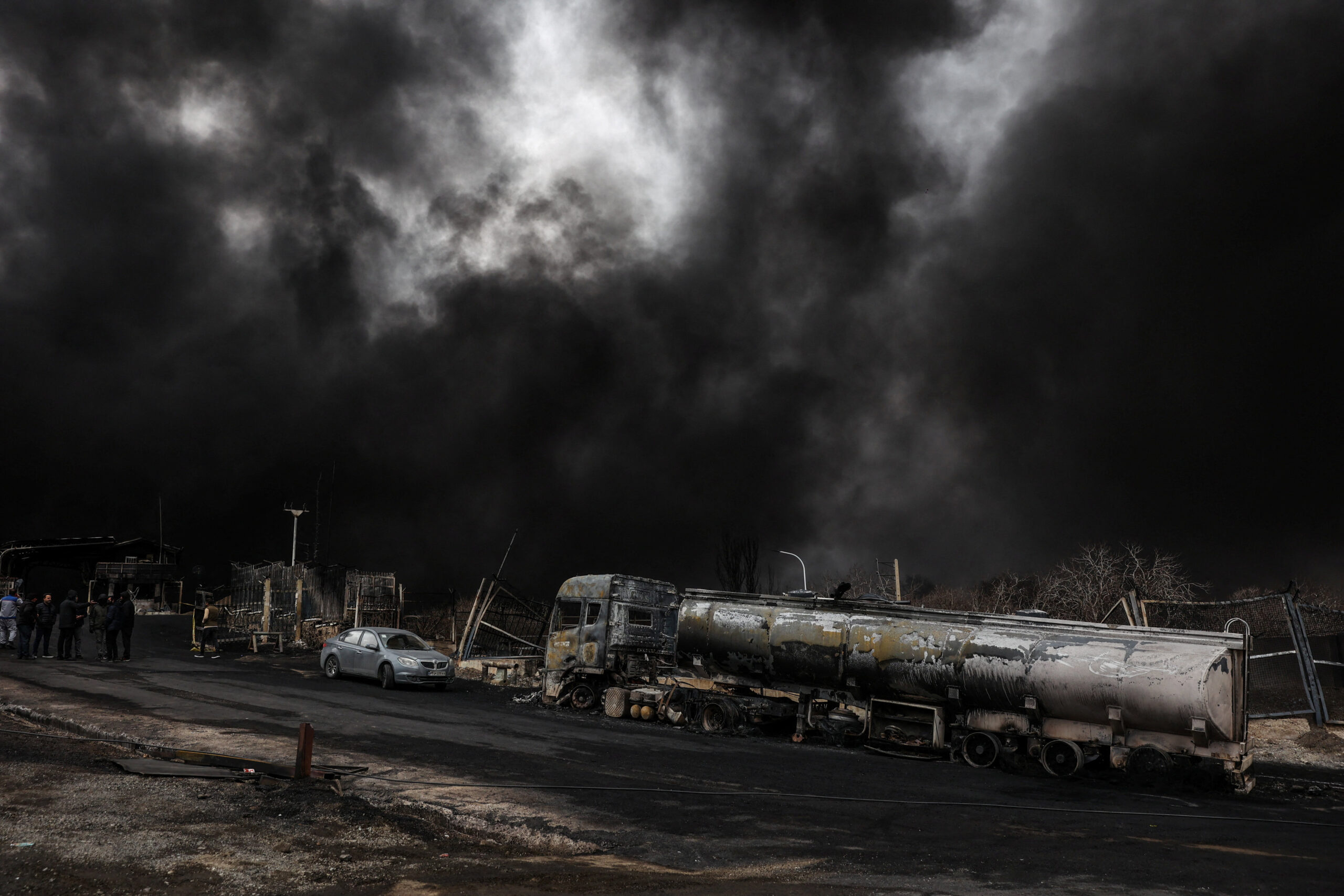 Smoke rises after a reported strike on Shahran fuel tanks, amid the U.S.-Israeli conflict with Iran, in Tehran Μαύροι καπνοί στην Τεχεράνη / Majid Asgaripour/WANA (West Asia News Agency) via REUTERS