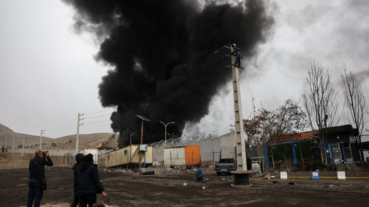 Καπνοί μετά από αεροπορικές επιδρομές σε εγκαταστάσεις πετρελαίου στο Ιράν