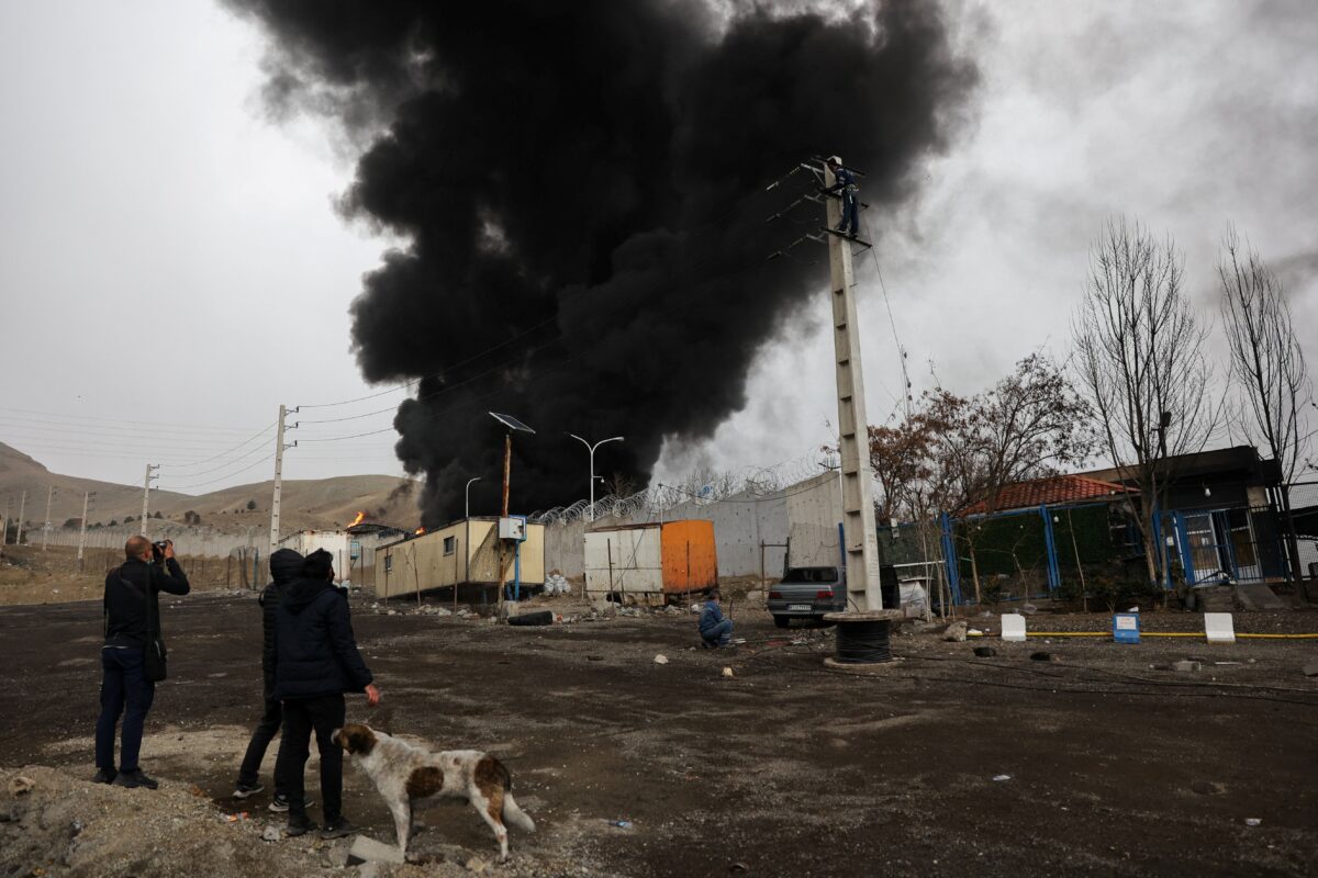 Καπνοί μετά από αεροπορικές επιδρομές σε εγκαταστάσεις πετρελαίου στο Ιράν