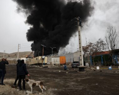 Καπνοί μετά από αεροπορικές επιδρομές σε εγκαταστάσεις πετρελαίου στο Ιράν