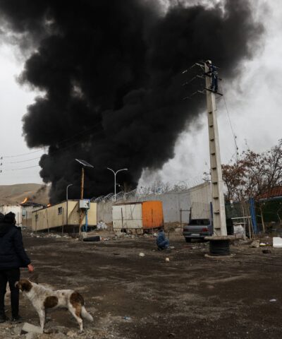 Καπνοί μετά από αεροπορικές επιδρομές σε εγκαταστάσεις πετρελαίου στο Ιράν