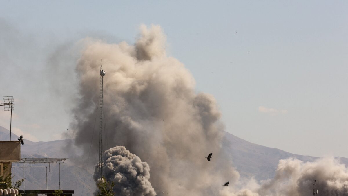 Καπνός από εκρήξεις στην Τεχεράνη
