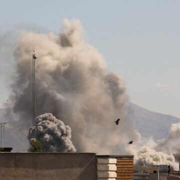 Καπνός από εκρήξεις στην Τεχεράνη