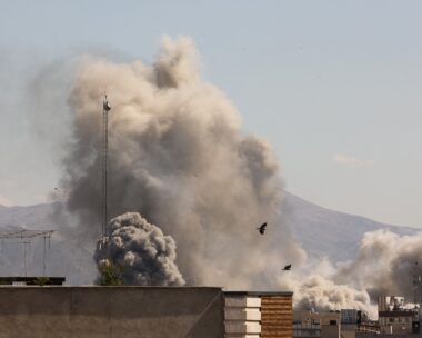 Καπνός από εκρήξεις στην Τεχεράνη