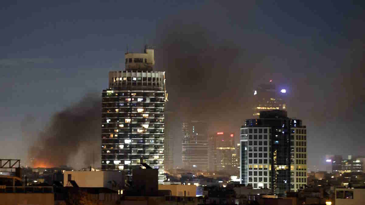 Καπνοί στο Τελ Αβίβ μετά από ιρανική πυραυλική επίθεση
