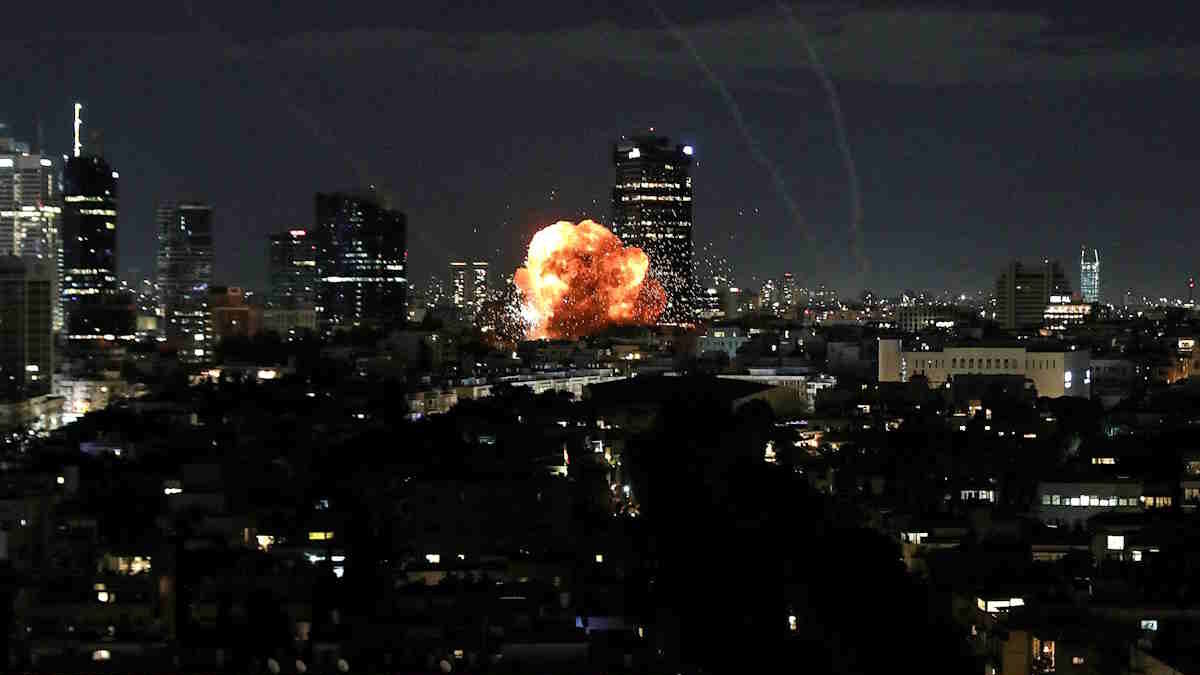 Έκρηξη από την πρόσκρουση βλήματος μετά την εκτόξευση πυραύλων από το Ιράν προς το Ισραήλ