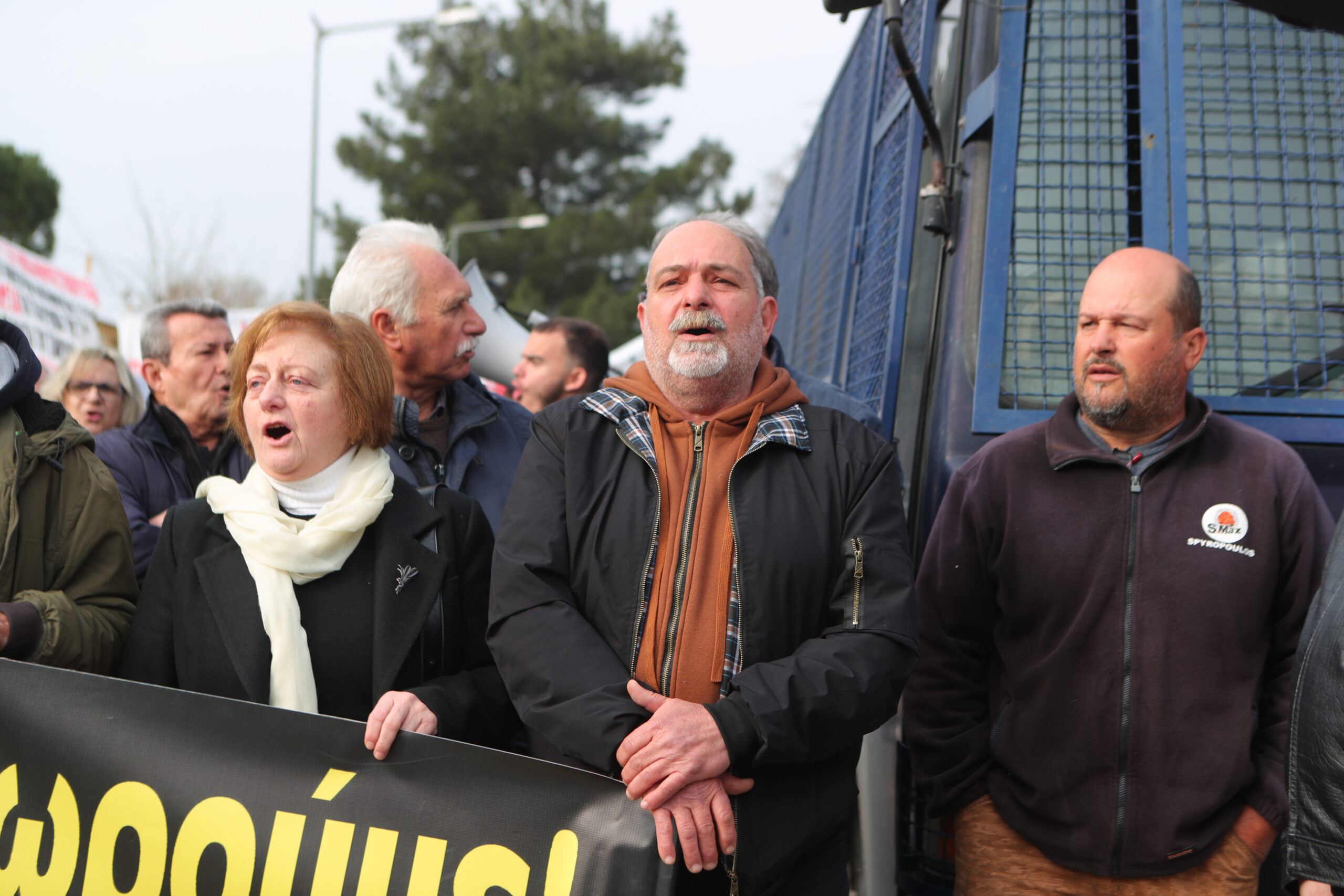 Συγκεντρώσεις έξω από το κτήριο του Συνεδριακού Κέντρου Πανεπιστημίου Θεσσαλίας που βρίσκεται στο συγκρότημα ΓΑΙΟΠΟΛΙΣ (πρώην ΤΕΙ Λάρισας) όπου διεξάγεται η δίκη για το σιδηροδρομικό δυστύχημα στα Τέμπη, που στοίχισε τη ζωή σε 57 ανθρώπους, κυρίως νέους ηλικίας 15 έως 25 ετών, στην Λάρισα, Δευτέρα 23 Μαρτίου 2026. Στο Τριμελές Εφετείο Κακουργημάτων παραπέμπονται 36 άτομα, ενώ οι μάρτυρες ξεπερνούν τους 350. Περισσότερα από 230 πρόσωπα - συγγενείς θυμάτων, επιζώντες και φορείς - θα παραστούν προς υποστήριξη της κατηγορίας. Οι 33 από τους κατηγορούμενους αντιμετωπίζουν βαριές κακουργηματικές κατηγορίες. Στο εδώλιο βρίσκονται στελέχη από όλο το φάσμα του σιδηροδρομικού συστήματος, συμπεριλαμβανομένων του ΟΣΕ, της ΕΡΓΟΣΕ, της ΡΑΣ, καθώς και της Hellenic Train. (ΣΩΤΗΡΗΣ ΔΗΜΗΤΡΟΠΟΥΛΟΣ/EUROKINISSI)