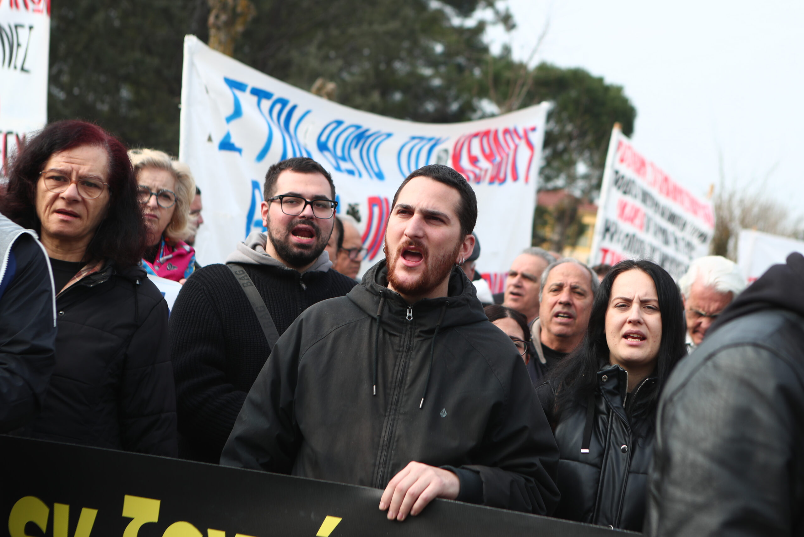 Συγκεντρώσεις έξω από το κτήριο του Συνεδριακού Κέντρου Πανεπιστημίου Θεσσαλίας που βρίσκεται στο συγκρότημα ΓΑΙΟΠΟΛΙΣ (πρώην ΤΕΙ Λάρισας) όπου διεξάγεται η δίκη για το σιδηροδρομικό δυστύχημα στα Τέμπη, που στοίχισε τη ζωή σε 57 ανθρώπους, κυρίως νέους ηλικίας 15 έως 25 ετών, στην Λάρισα, Δευτέρα 23 Μαρτίου 2026. Στο Τριμελές Εφετείο Κακουργημάτων παραπέμπονται 36 άτομα, ενώ οι μάρτυρες ξεπερνούν τους 350. Περισσότερα από 230 πρόσωπα - συγγενείς θυμάτων, επιζώντες και φορείς - θα παραστούν προς υποστήριξη της κατηγορίας. Οι 33 από τους κατηγορούμενους αντιμετωπίζουν βαριές κακουργηματικές κατηγορίες. Στο εδώλιο βρίσκονται στελέχη από όλο το φάσμα του σιδηροδρομικού συστήματος, συμπεριλαμβανομένων του ΟΣΕ, της ΕΡΓΟΣΕ, της ΡΑΣ, καθώς και της Hellenic Train. (ΣΩΤΗΡΗΣ ΔΗΜΗΤΡΟΠΟΥΛΟΣ/EUROKINISSI)