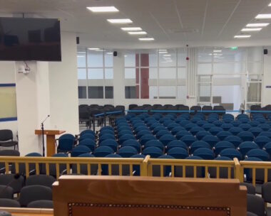 Δίκη για τα Τέμπη: Βίντεο από τις αλλαγές στην αίθουσα – Ετικέτες στις θέσεις, αυστηρές συστάσεις και αυξημένα μέτρα