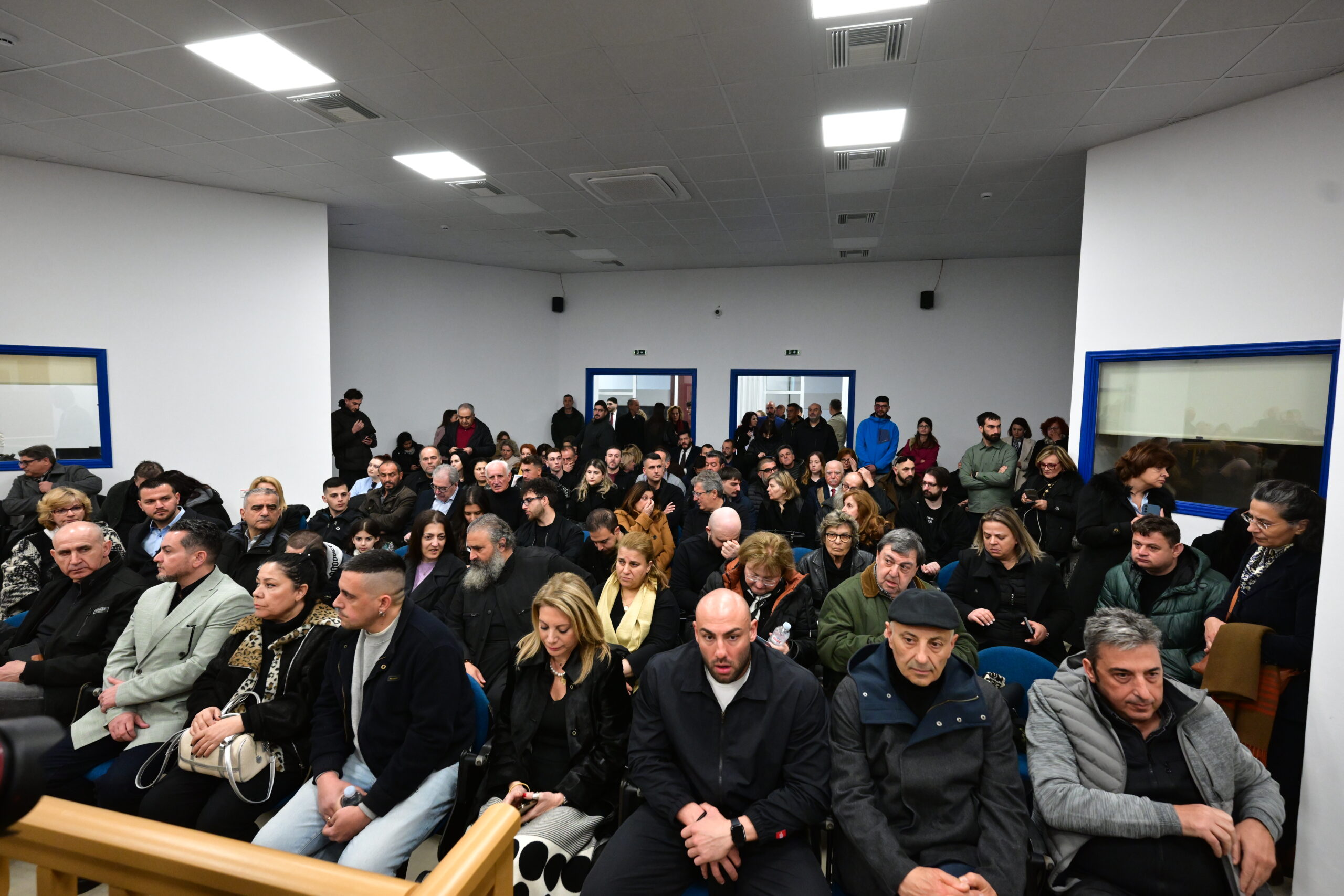 Δίκη για το σιδηροδρομικό δυστύχημα στα Τέμπη, που στοίχισε τη ζωή σε 57 ανθρώπους, κυρίως νέους ηλικίας 15 έως 25 ετών, στην Λάρισα, Δευτέρα 23 Μαρτίου 2026. Στο Τριμελές Εφετείο Κακουργημάτων παραπέμπονται 36 άτομα, ενώ οι μάρτυρες ξεπερνούν τους 350. Περισσότερα από 230 πρόσωπα - συγγενείς θυμάτων, επιζώντες και φορείς - θα παραστούν προς υποστήριξη της κατηγορίας. Οι 33 από τους κατηγορούμενους αντιμετωπίζουν βαριές κακουργηματικές κατηγορίες. Στο εδώλιο βρίσκονται στελέχη από όλο το φάσμα του σιδηροδρομικού συστήματος, συμπεριλαμβανομένων του ΟΣΕ, της ΕΡΓΟΣΕ, της ΡΑΣ, καθώς και της Hellenic Train. (ΤΑΤΙΑΝΑ ΜΠΟΛΑΡΗ