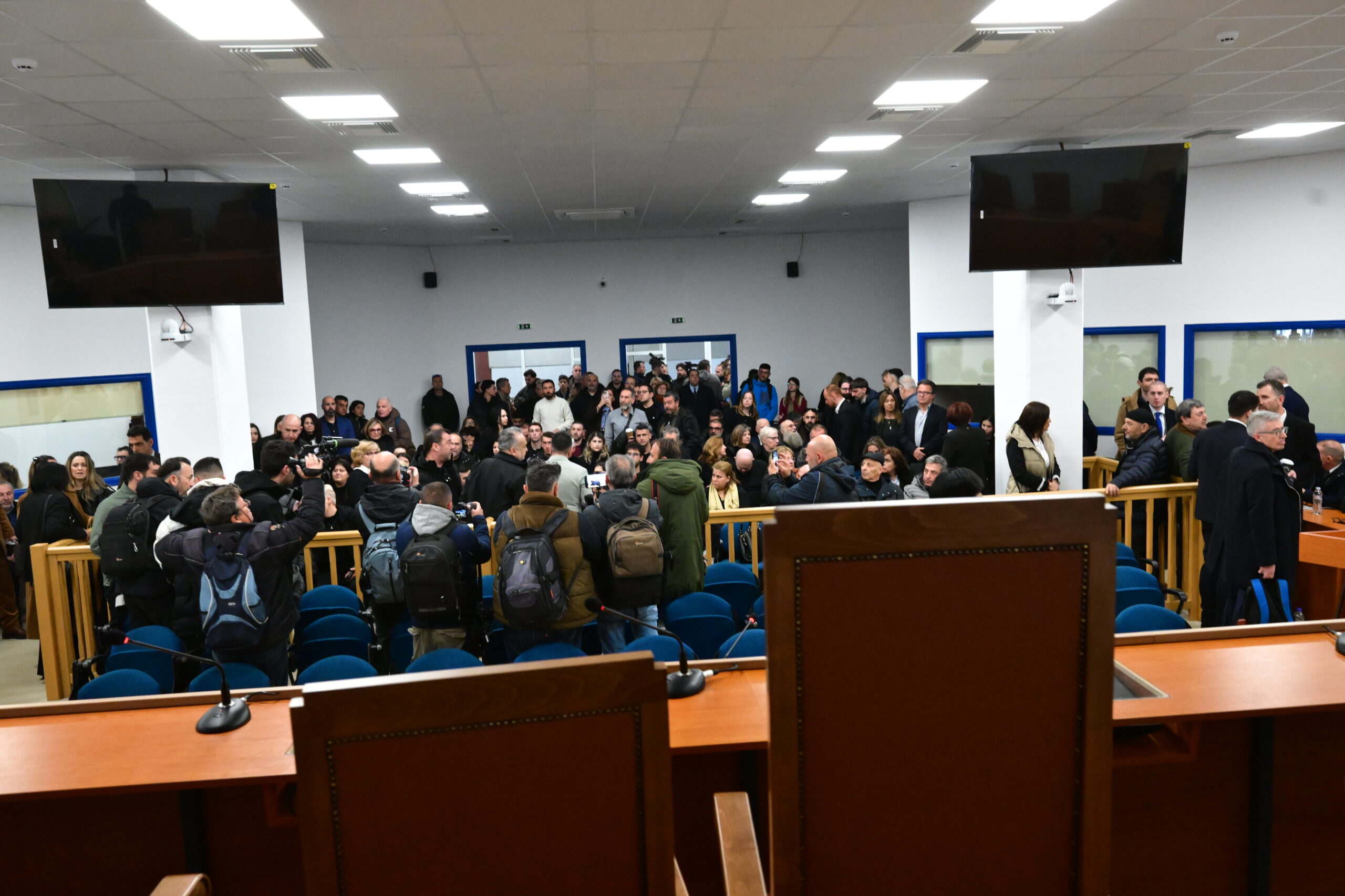 Δίκη για το σιδηροδρομικό δυστύχημα στα Τέμπη, που στοίχισε τη ζωή σε 57 ανθρώπους, κυρίως νέους ηλικίας 15 έως 25 ετών, στην Λάρισα, Δευτέρα 23 Μαρτίου 2026. Στο Τριμελές Εφετείο Κακουργημάτων παραπέμπονται 36 άτομα, ενώ οι μάρτυρες ξεπερνούν τους 350. Περισσότερα από 230 πρόσωπα - συγγενείς θυμάτων, επιζώντες και φορείς - θα παραστούν προς υποστήριξη της κατηγορίας. Οι 33 από τους κατηγορούμενους αντιμετωπίζουν βαριές κακουργηματικές κατηγορίες. Στο εδώλιο βρίσκονται στελέχη από όλο το φάσμα του σιδηροδρομικού συστήματος, συμπεριλαμβανομένων του ΟΣΕ, της ΕΡΓΟΣΕ, της ΡΑΣ, καθώς και της Hellenic Train. (ΤΑΤΙΑΝΑ ΜΠΟΛΑΡΗ