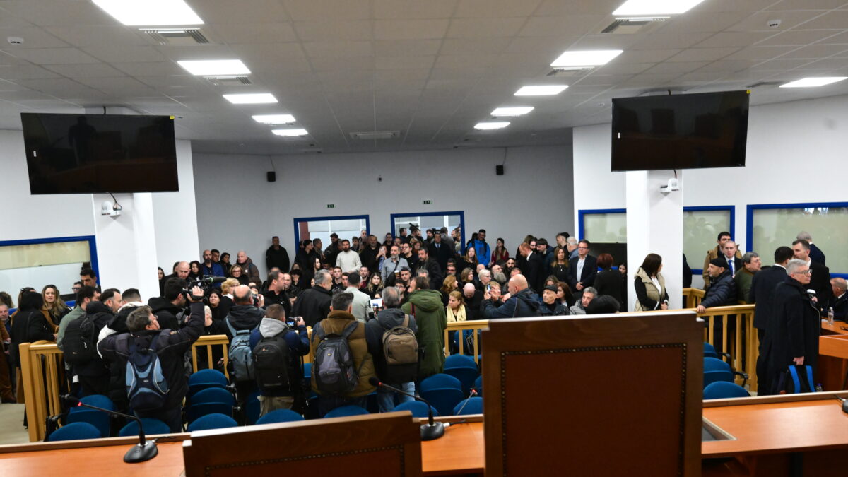 Η αίθουσα του δικαστηρίου στα Τέμπη